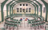 En gymnastiksal för helgruppen, smågrupperna placerades på andra håll i skolan. Vara Folkhögskola 2012
